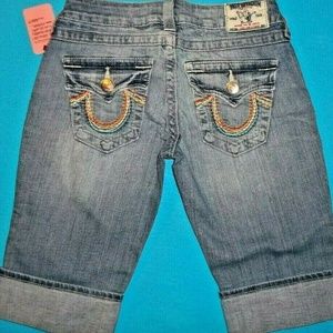 26 TRUE RELIGION RAINBOW BIG T KNEE SHORTS